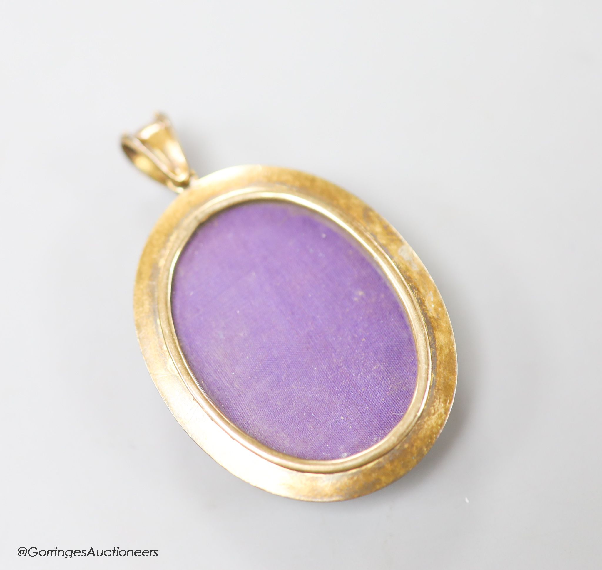 A Victorian yellow metal and malachite set oval pendant, with glazed back, overall 56mm